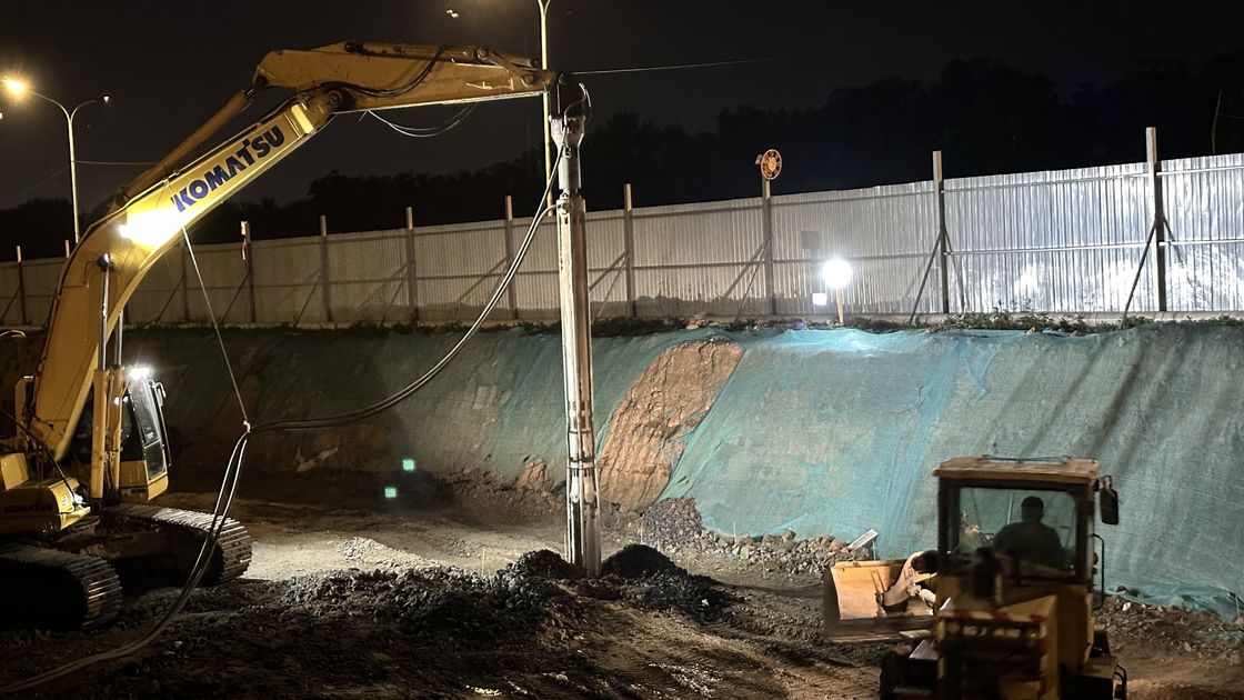 BVEM 2600 r/min घूर्णन गति वाइब्रोफ्लोटेशन डिवाइस जो खुदाई करने वाले पर लगा है और हाइड्रोलिक पावर सिस्टम साझा करता है